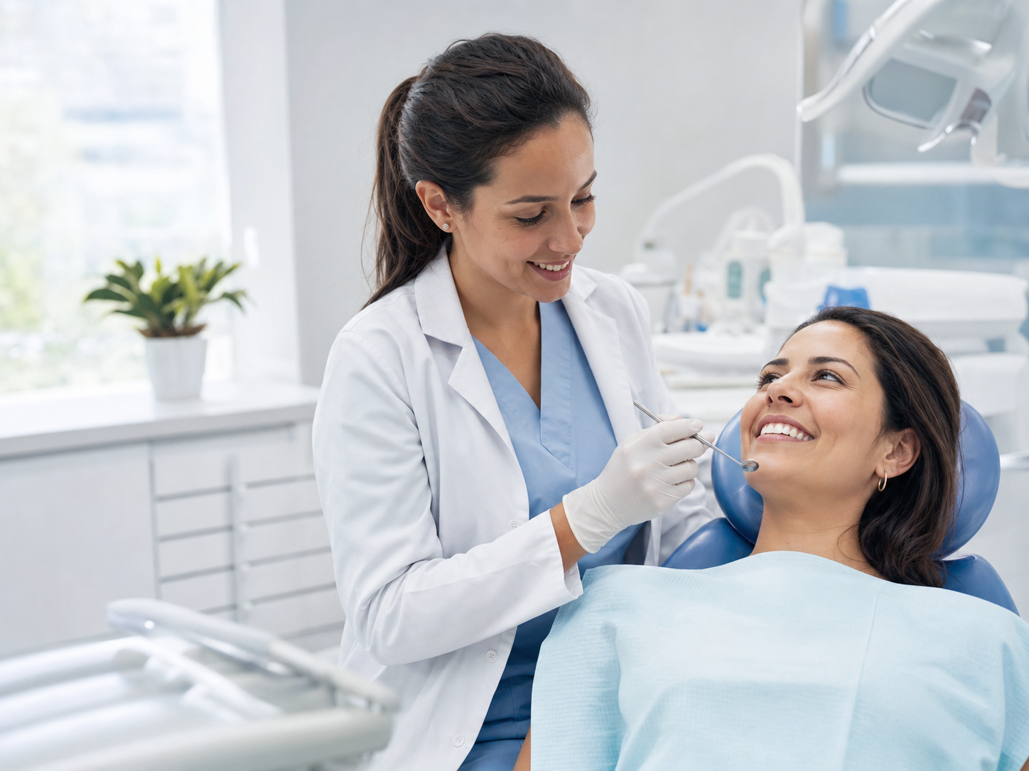 Dentista atendendo uma paciente em uma clínica moderna e acolhedora